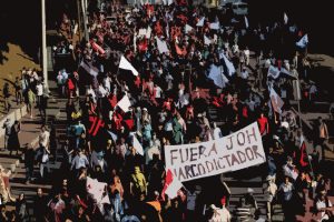 Protestas en Honduras continúan a pesar de la reversión de los decretos privatizadores de la salud y la educación pública.