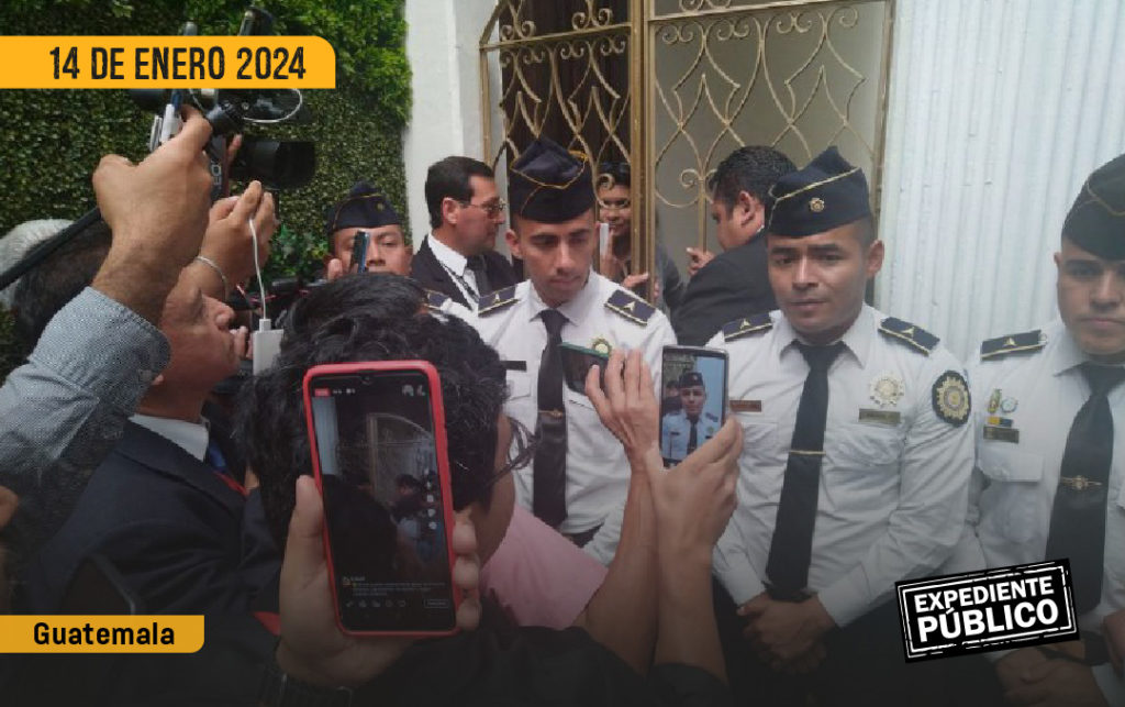 Cadetes de la Policía Nacional Civil de Guatemala bloquean el paso a periodistas al Congreso. Los periodistas cuentan con acreditación. 