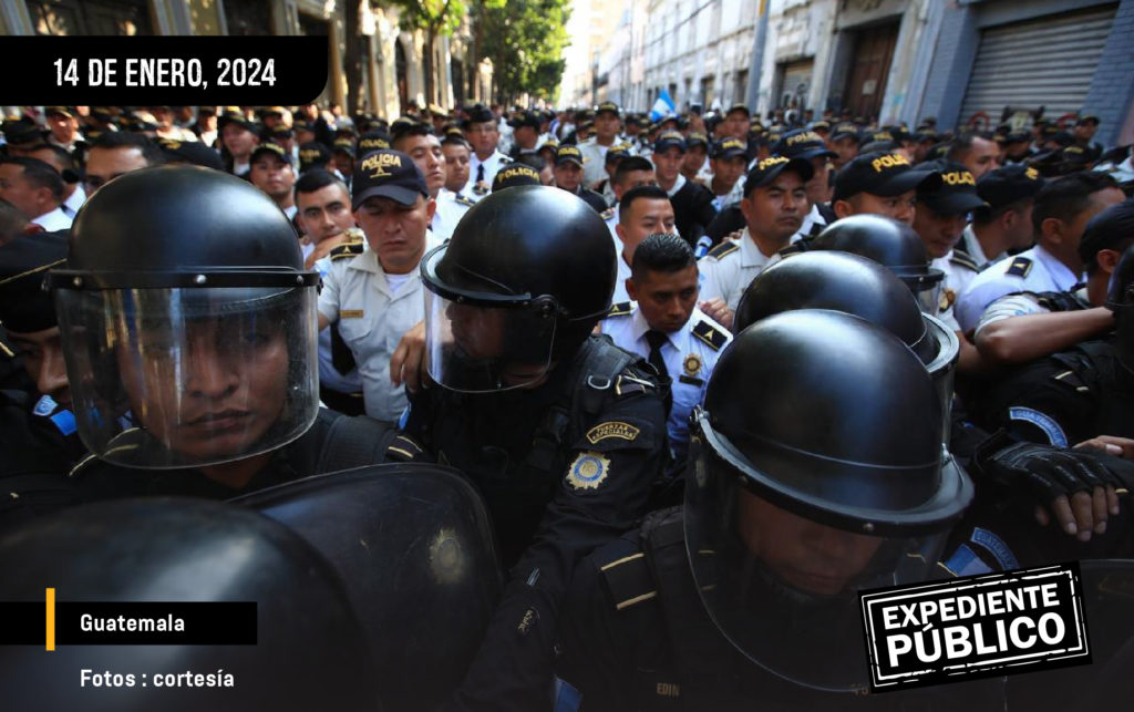 Protestas fuera de la sede del Congreso por los intentos de frenar la investidura de Bernardo Arévalo.