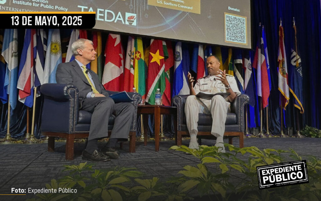 Alvin Holsey, jefe del Comando Sur, junto a Eric Farnsworth, vicepresidente del Council de las Americas y Americas Society, en la FIU.