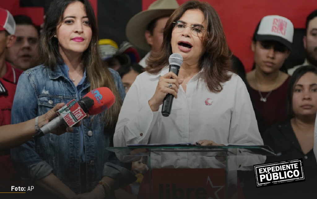Xiomara Zelaya Castro, hija de la actual mandataria de Honduras, junto a la candidata presidencial de Libre. 